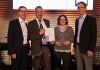 Dr Martin Krebs (2nd from left) hands the Best Prototype / New Product-award to Johannes Schad, Katrin Riethus and Bernhard Herold of PolyIC (picture: Messe München)